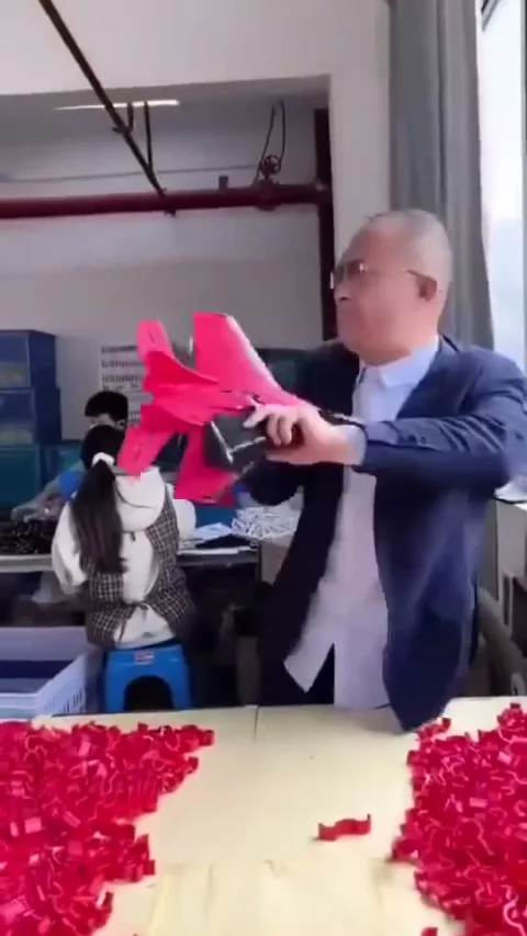 لعبة طائرة دوّارة